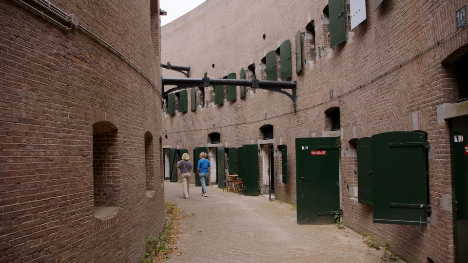 Een doorgang in een fort tussen het torenfort en de poterne.