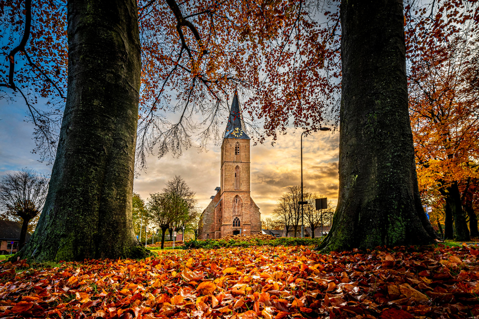 De Stefanuskerk in Beilen in de herfst.