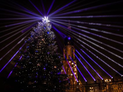 De verlichte kerstboom tijdens lichtjesavond in Delft