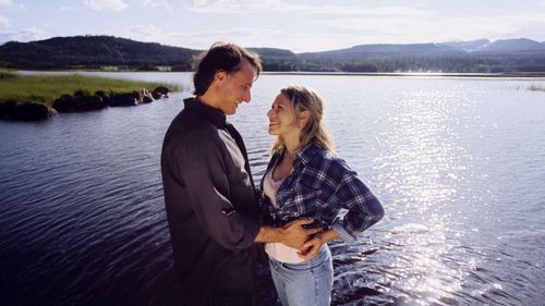 Verliefd stel bij het water