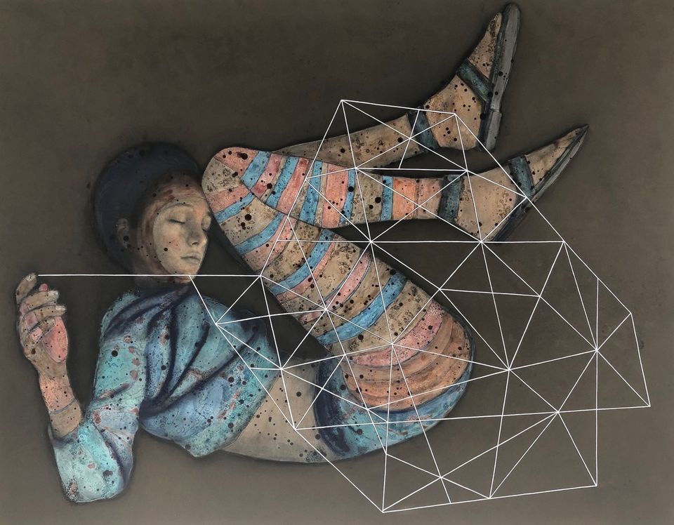 Kunstwerk van Nikki Pelaez in Woerden, Groene Hart. Hedendaagse figuratieve kunst met liggende vrouw in blauw en roze tinten, gecombineerd met geometrische lijnen en abstracte vormen tijdens een expositie in een galerie of museum.