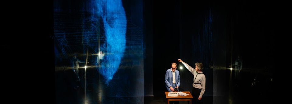Vincent Bijlo staat op het toneel voor projectie