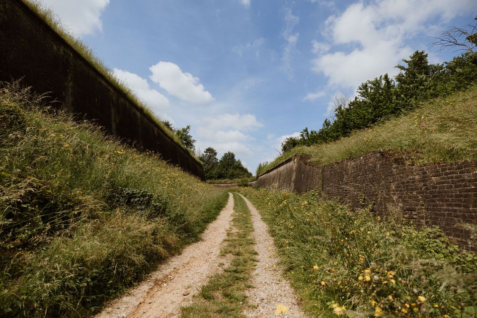 Frontenpark Maastricht wandelpad langs muren