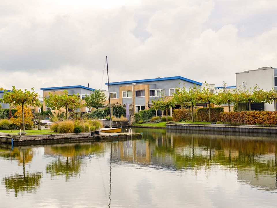 Huizen aan het water in Lelystad-Haven