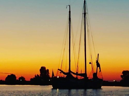 Een boot met de zonsondergang