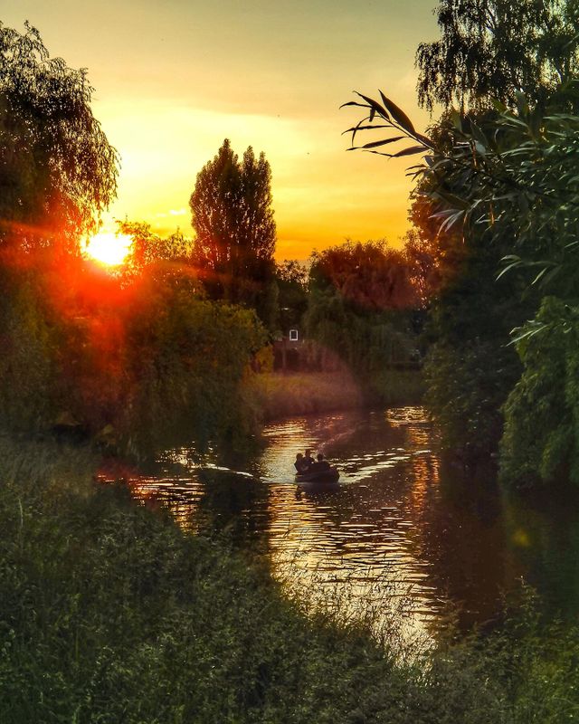 Bootje varen Markdal Breda zonsondergang