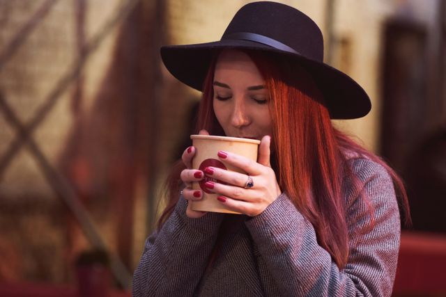 Meisje geniet van warme kop soep