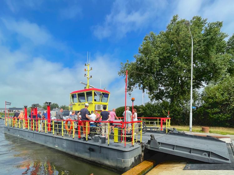De pont vervoert veel wandelaars en fietsers