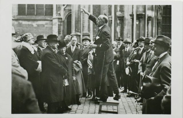 Burgemeester van Lanschot voor de zuidzijde van de Sint Jan te midden van een groep luistervinken (nav een radiopraatje door van Lanschot uitgenodigde NLers juni 1927)