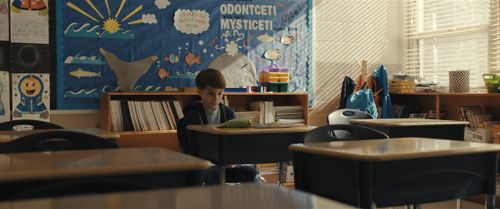 Jongetje in een leeg klaslokaal