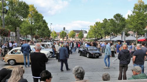 Een evenement waarbij allerlei oldtimers staan