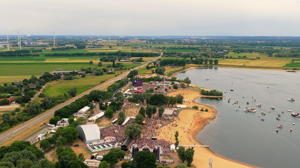 Drone-foto van het festival Dreamfields op Rhederlaag.