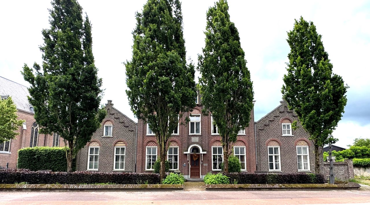 Vooraanzicht klooster