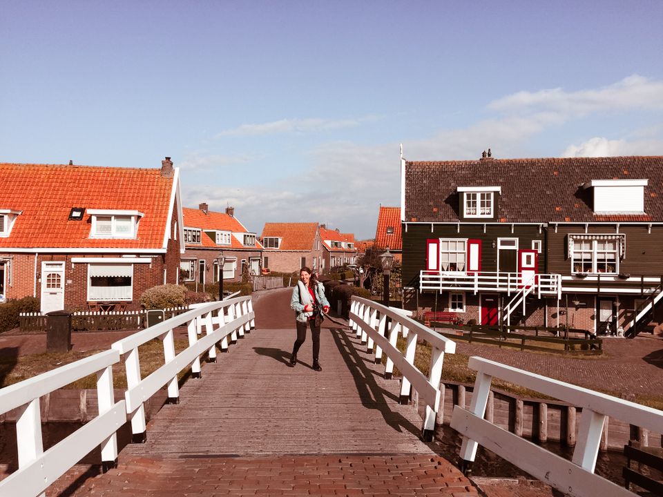 Marit op de brug in Marken, Laag Holland