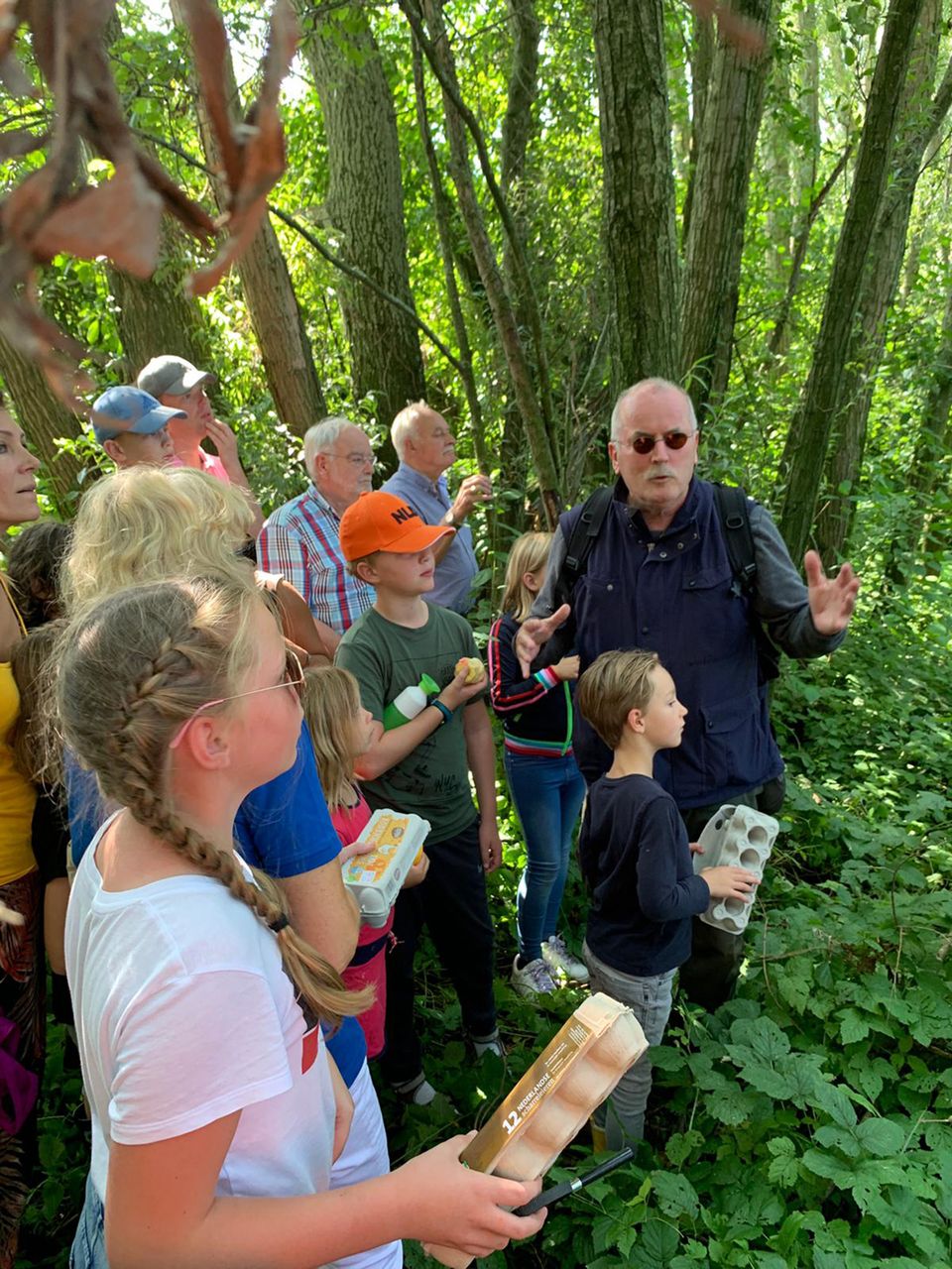 Opdrachten uitvoeren met de gids in de natuur.