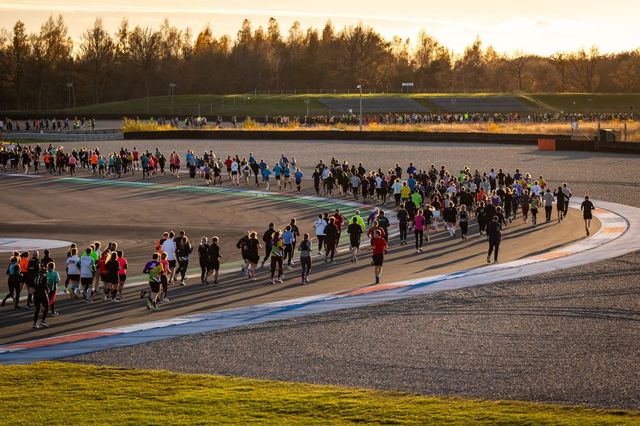 Mensen hardlopen over het circuit van Assen