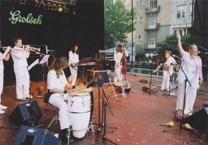 Beschrijving	32e Vierdaagsefeesten. Optreden van (?) op het grote podium in de binnenstad
Datering	7/2001