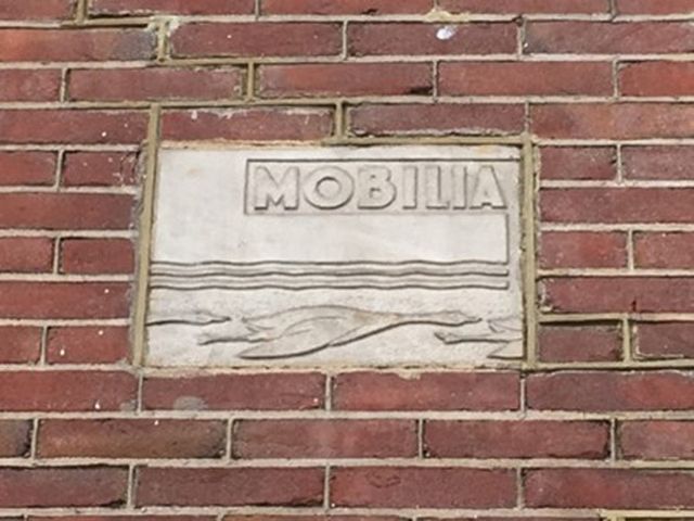 plaquette Mobilia in de gevel van Taalstraat 15
