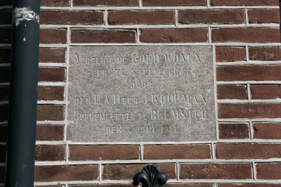 Een gevelsteen in de Leeghwaterstraat
