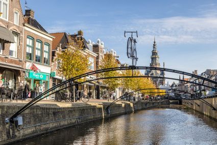 winkels aan de gracht in bolsward