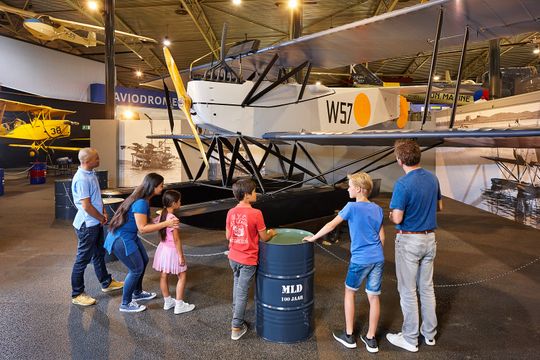 Aviodrome Lelystad binnen bij vliegtuig
