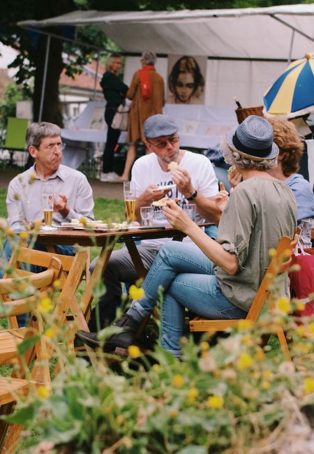 Mensen aan tafeltjes Stadspark Maastricht