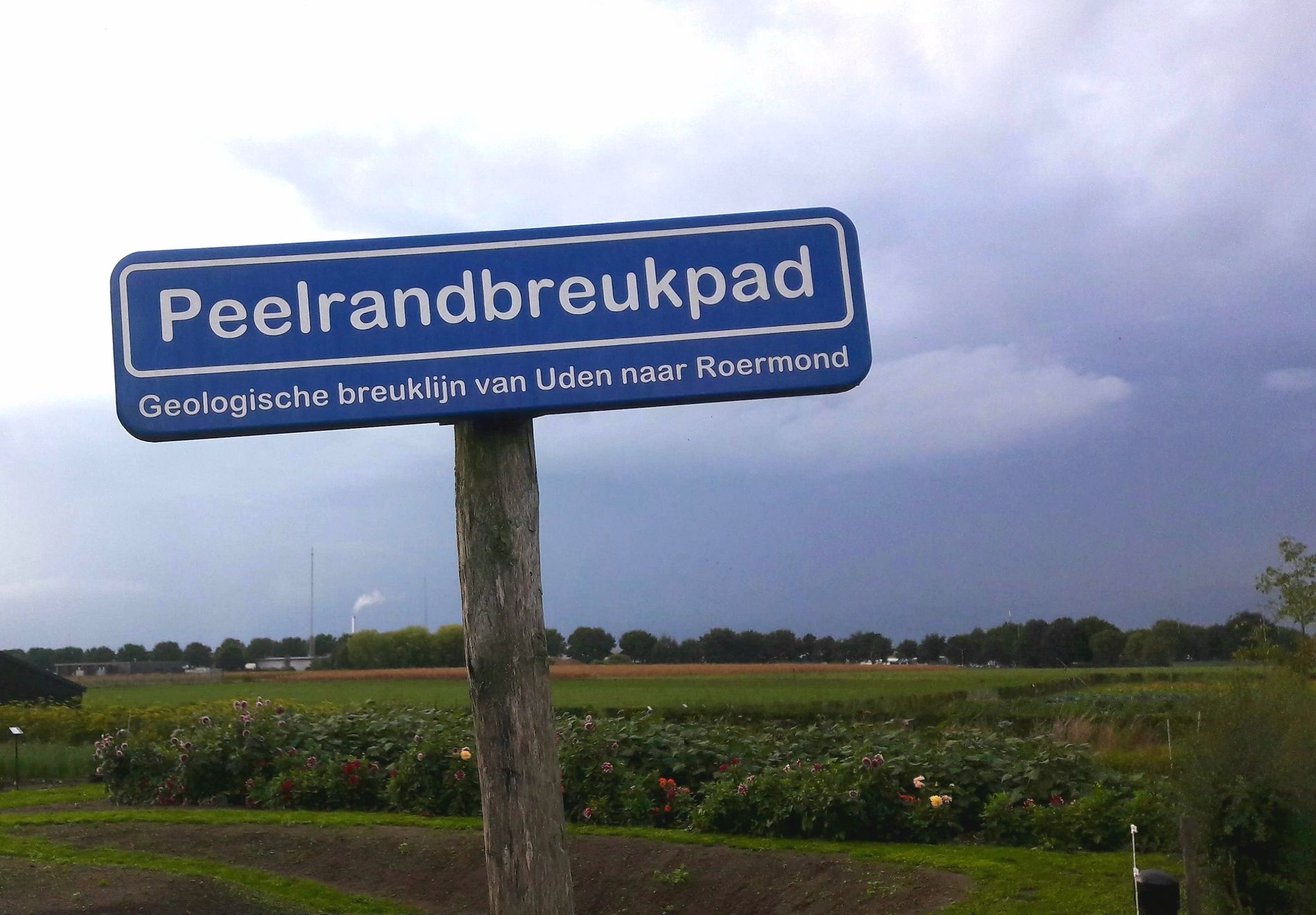 Pad van de Peelrandbreuk in de tuin van Bijzonder Brabants