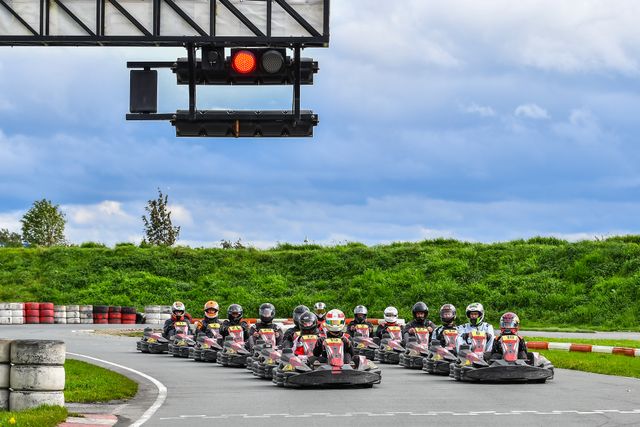 Karts met mensen erin die klaar zijn om te gaan racen.
