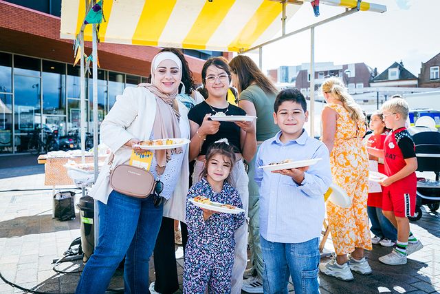 Kindjes met hun moeders bij de Keuken van Hilversum in 2025