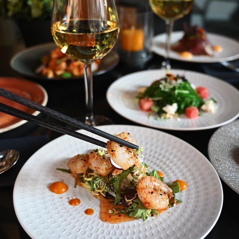 Umami by Han Restaurant gerecht met stokjes