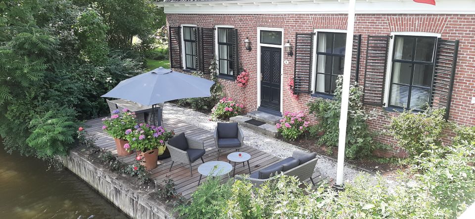 Met het terras aan het water is het genieten, het ontbijt kan er zelfs geserveerd worden!