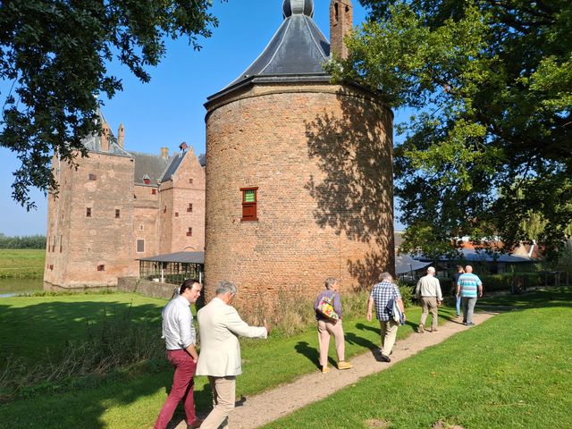 Mensen wandelen voor Slot Loevestein