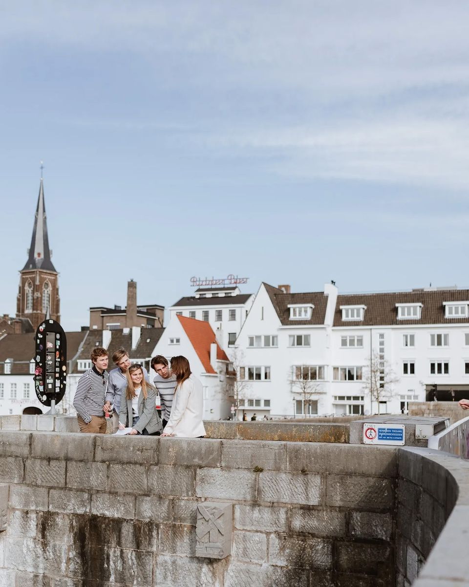 groepje mensen op de Sint Servaasbrug Maastricht