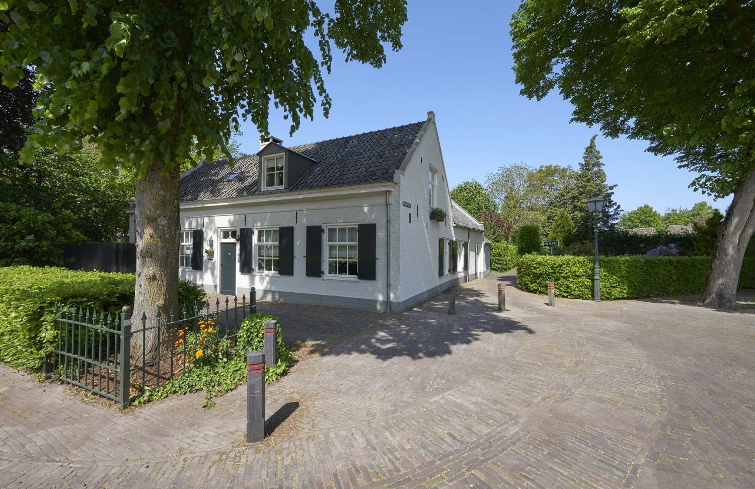 Huys en Hoff Aen Den Haspel met inkijk in het Noyenstraatje