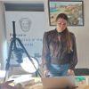 Margot Daleman en Jolle Fonk bestuderen metaaldetectorvondsten van amateurarcheologen.