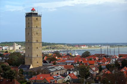 De vuurtoren van de Terschelling, de Brandaris gezien vanaf een hoge duin