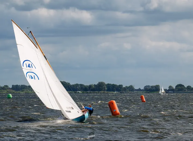 Zeilboot in actie op het Sneekermeer tijdens een zeilwedstrijd.