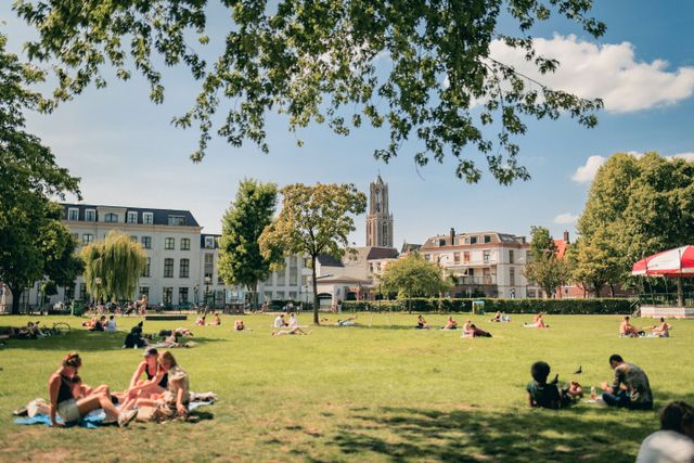Park in Utrecht met de Domtoren op de achtergrond