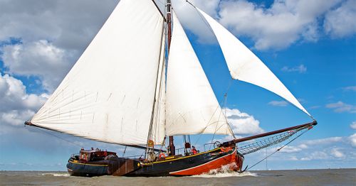 Een foto van een zeilschip op het water