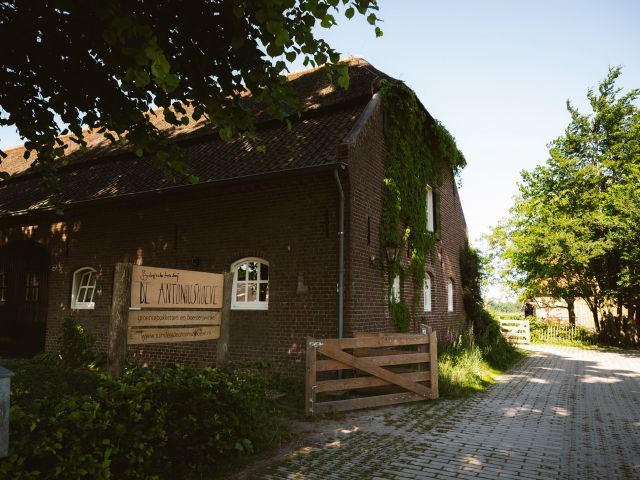 Open farmyard at the Antoniushoeve