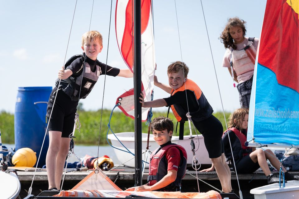 Jonges zeilen bij zeilschool De morra.