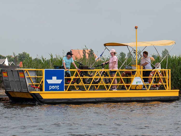 De veerpont legt aan