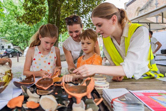 Deelnemers Nationale Archeologiedagen bij de archeologiemarkt