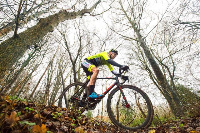 mountainbike in het bos in Land in Friesland