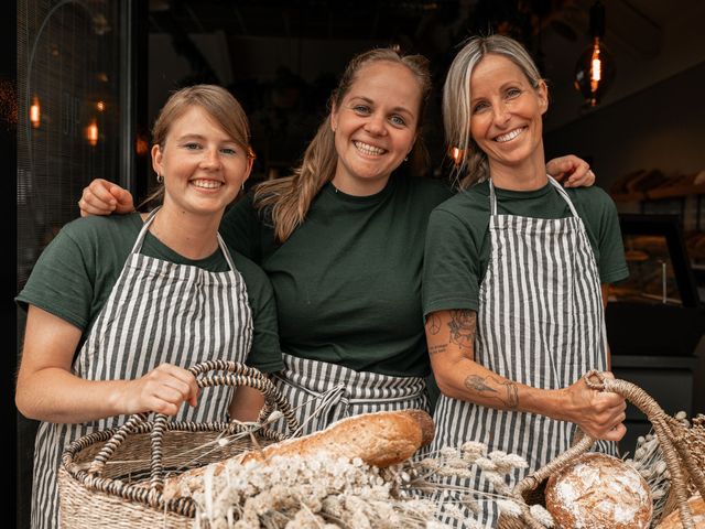 Drie vrouwen met mand brood voor JIPS in Lith