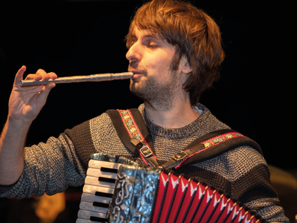 Luuk Lenders die meerdere instrumenten tegelijk speelt