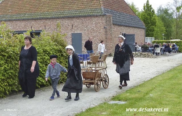 Oude kleding met verkleedkist voor bezoekers