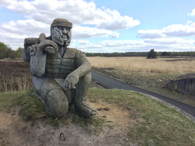 Monument op de omwalling van het marskamp.