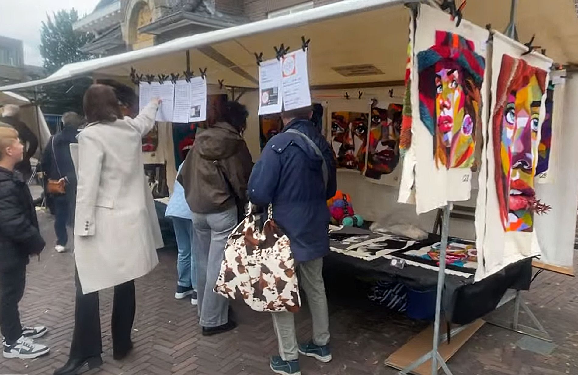 Een gezellige KunstKLinktAsten, waar veel kunstenaars met hun werk te bewonderen zijn