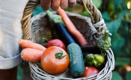 Rieten mand met allerlei verse groenten en fruit